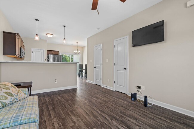 Building Photo - Marshall Farms Townhome Near Piney Green