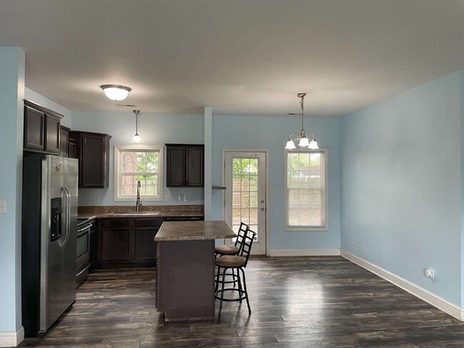 Building Photo - Pet Friendly Three Bedroom Two Full Bathro...
