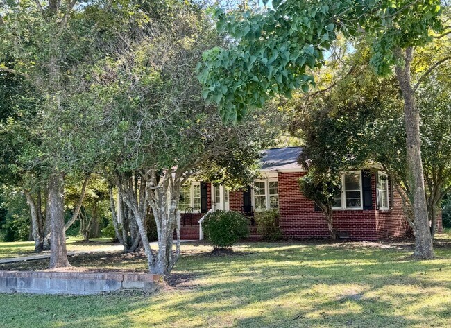 Building Photo - Beautiful home surrounded by nature & beauty!