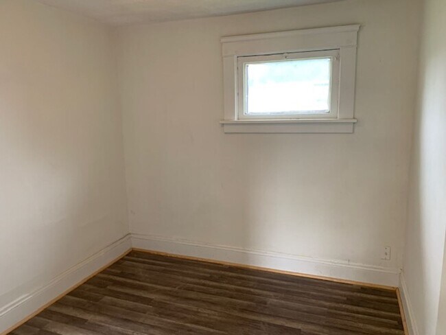 Building Photo - Comfortable 3-Bed on E 108th in Union-Mile...