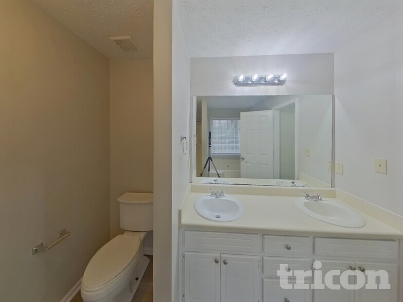 Building Photo - 555 N Oakland Cir