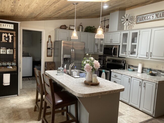 Building Photo - 3239 Pine Needle Dr