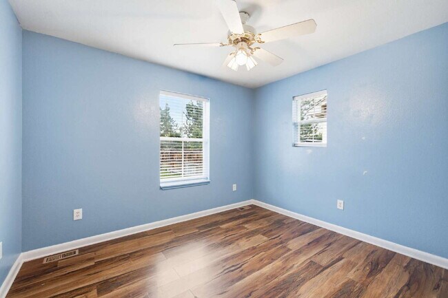 Building Photo - Spacious 5-Bed Retreat with Modern Updates in Aurora. Included - Greenhouse and Shed!