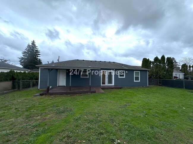 Building Photo - Updated Ranch Style 3BD Home - SE Portland!