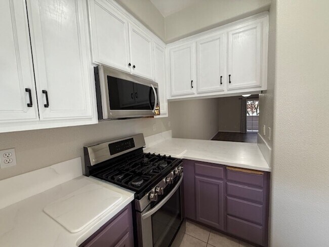 Building Photo - BACK ON MARKET: 2-Bedroom Martinez Townhom...