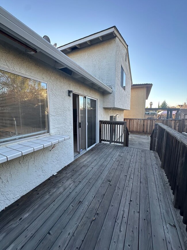 Building Photo - 3-Level Evergreen Home Near Tully and Capi...