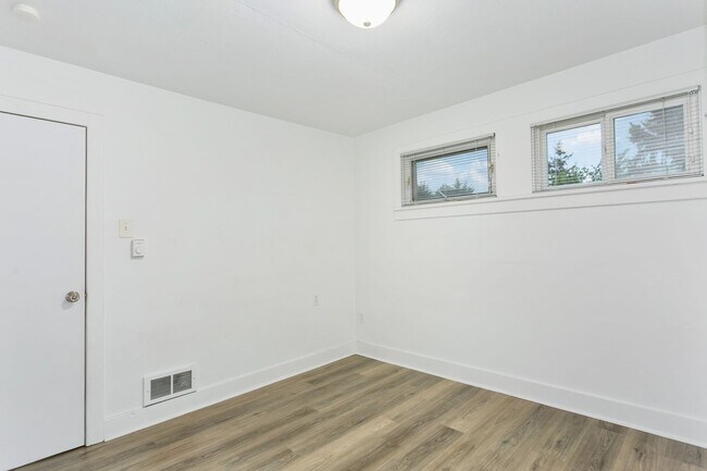Building Photo - 2BR Upstairs Unit with Mountain Views & Private Yard – Tacoma Living at Its Best