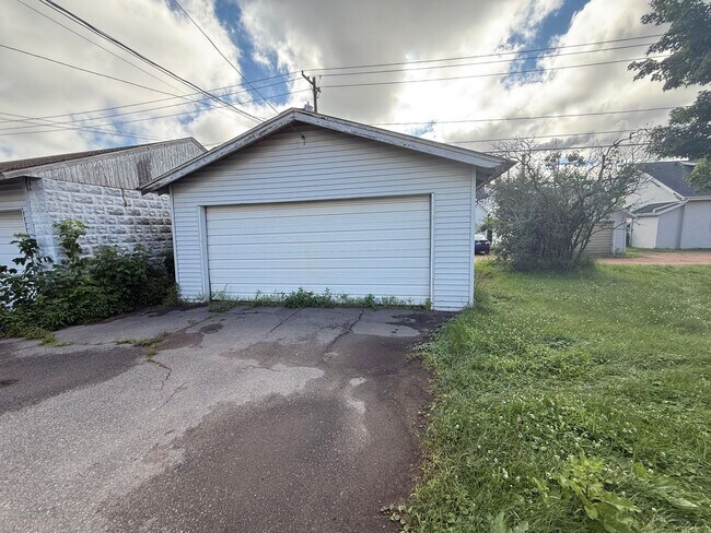 Building Photo - 915 S 3rd Ave