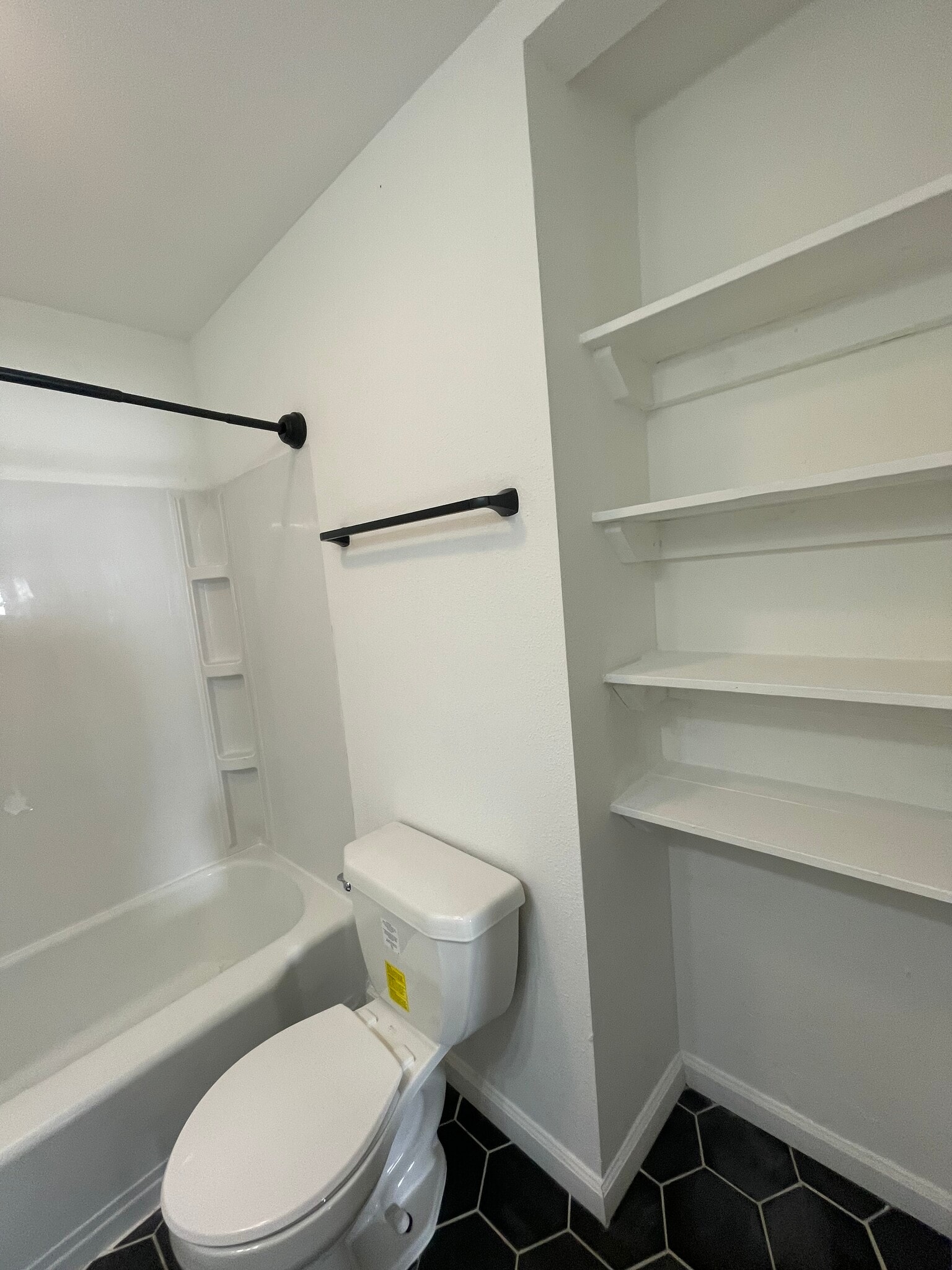 Full bathroom - 1233 N Spanish St