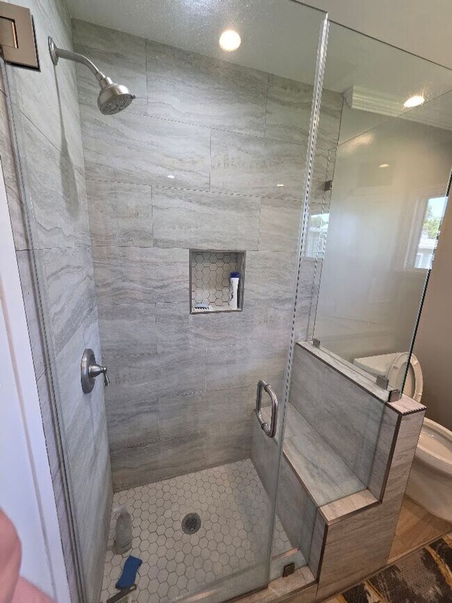 Building Photo - UPPER 1BD/1BA CONDO WITH GARAGE AND COMMON...