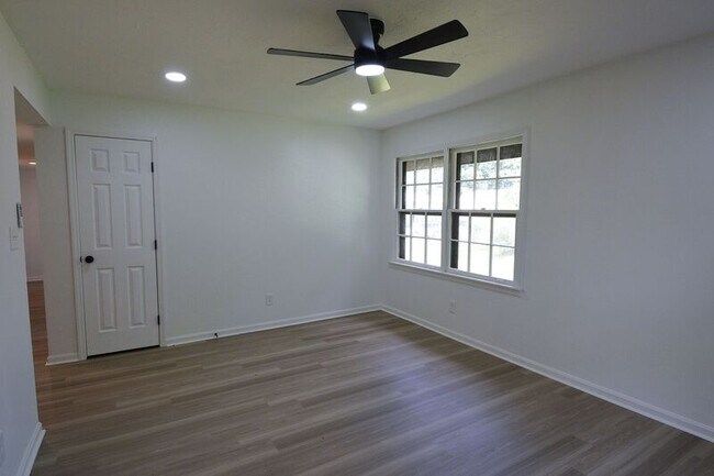 Building Photo - 2819 Broadview Dr NW