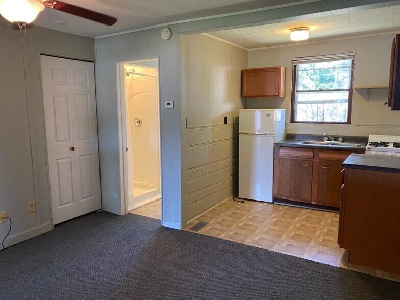 Building Photo - 8036 Lake Shore Dr