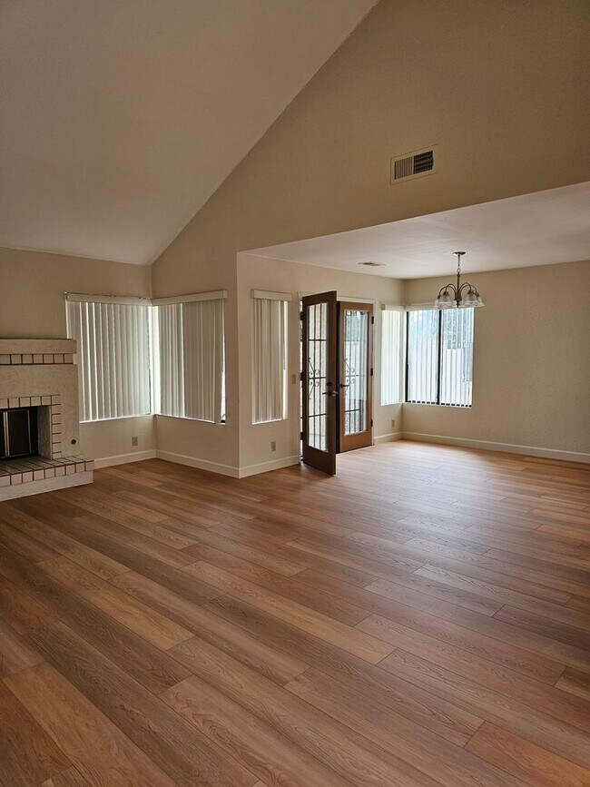 Building Photo - Fantastic 2Br/2Ba Single Level Home in Bernardo Heights