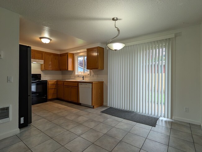 Building Photo - Lovely Updated 3-Bedroom, 1-Bath Home ~ Fu...