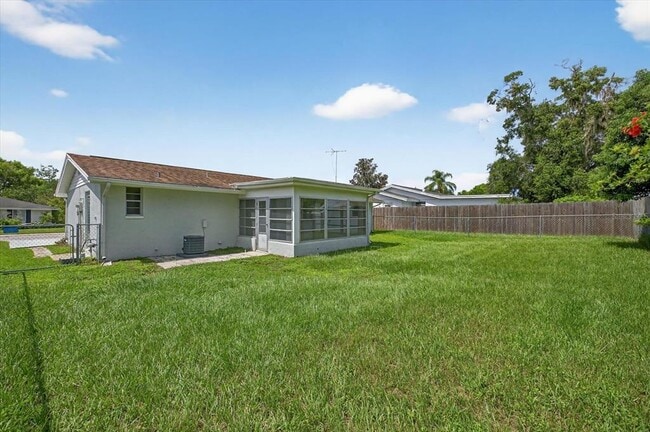 Building Photo - 7725 Summertree Ln