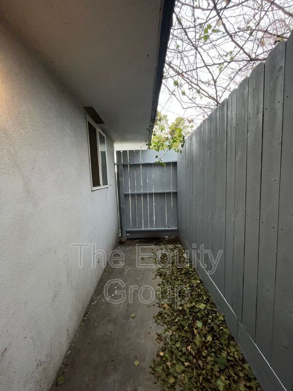 Building Photo - 510 N Encina St