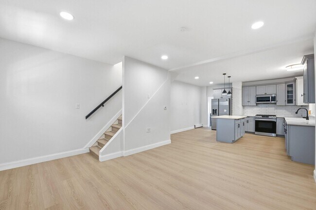 Building Photo - 139 W 51st St