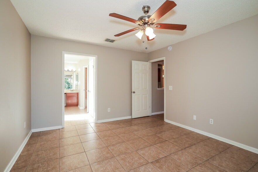 Building Photo - 10827 Carrington Ct