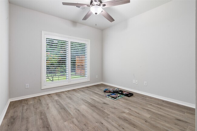 Building Photo - 25818 Overlake Dr