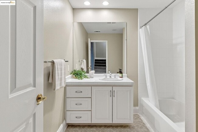 Building Photo - Four Bedroom Home with Panoramic Views