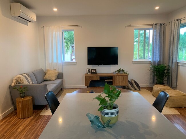 Building Photo - Renovated 3 bed, 2 bath Duplex Home in Waialua