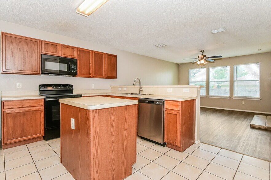 Building Photo - 1112 Alexandria Dr