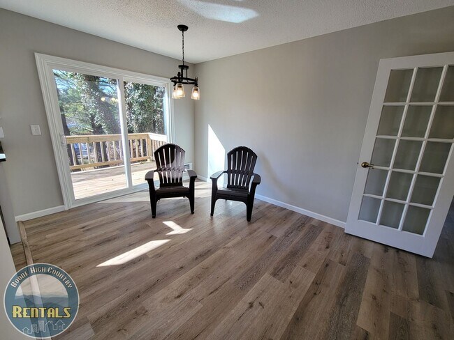 Building Photo - Adorable and Spacious Ranch Close to Town!