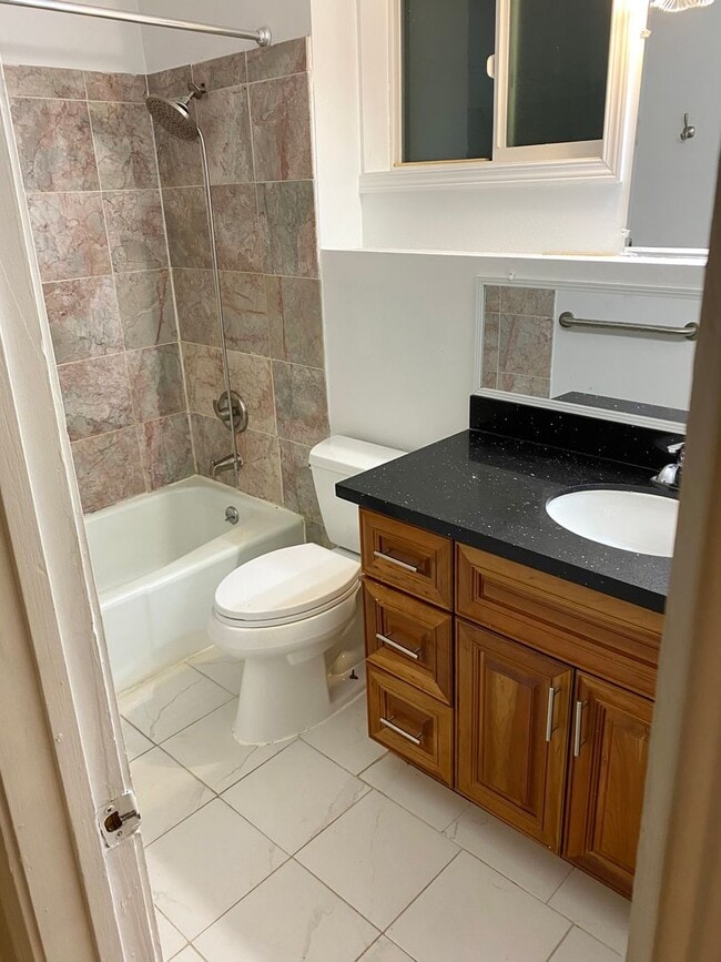 Building Photo - 3 bed/ 2 bath Two Story House overlooking Lake Washington, $3,175/mo