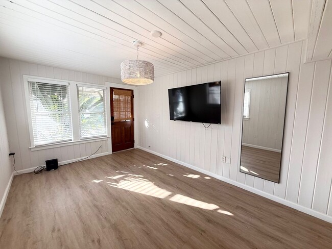 Building Photo - Charming Beachside Rental!