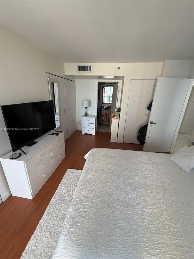 Building Photo - 540 Brickell Key Dr