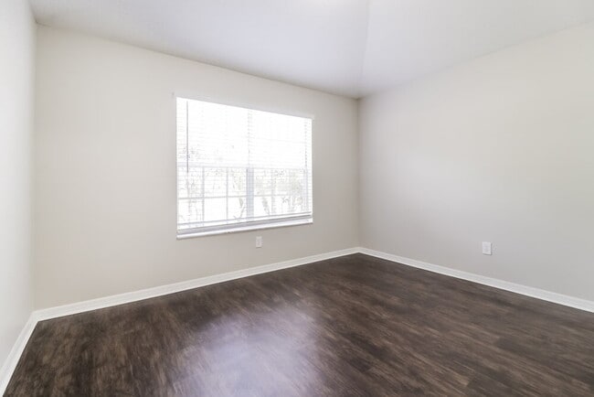 Building Photo - 493 Lancers Dr