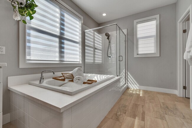 Building Photo - Light and bright 4 bedroom 3 bath beauty i...