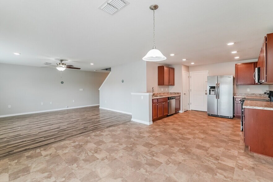 Building Photo - 10635 Laguna Plains Dr