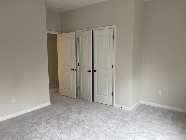 Building Photo - 3750 Crestland Ln