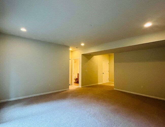 Building Photo - Spacious 5-Bedroom Home for Rent in Kenmore