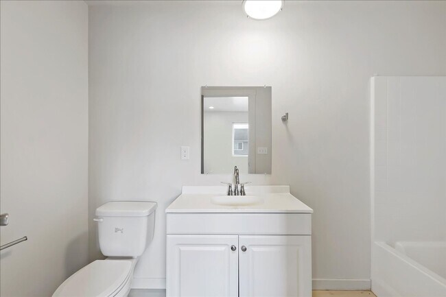 Building Photo - Like new 3 bedroom.