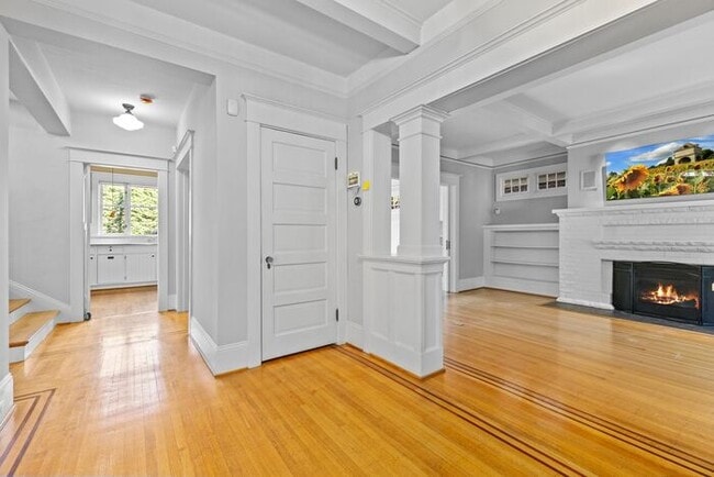 Building Photo - Stunning 1909 Craftsman w/ AC in Coveted C...