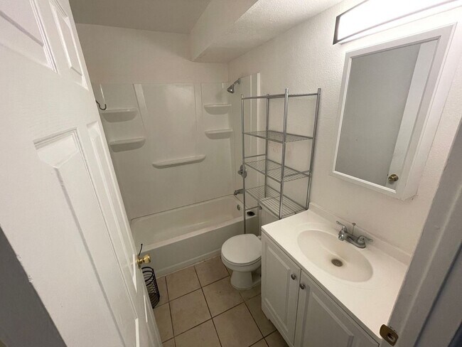 Building Photo - 3 bedroom, 2 bath Beaumont Beauty