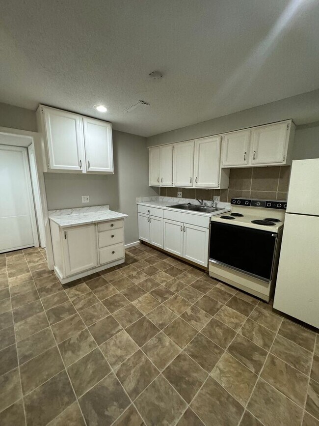 Building Photo - Cozy & Convenient 2BR with Patio