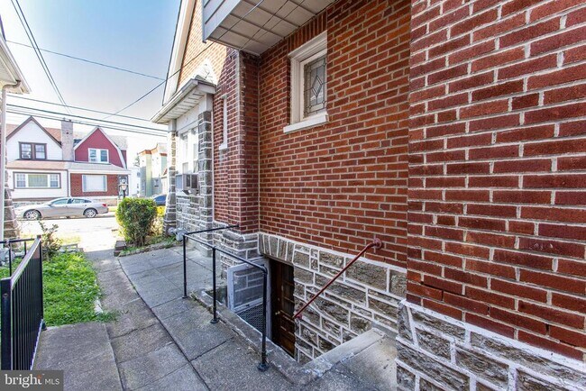Building Photo - 947 Duncan Ave