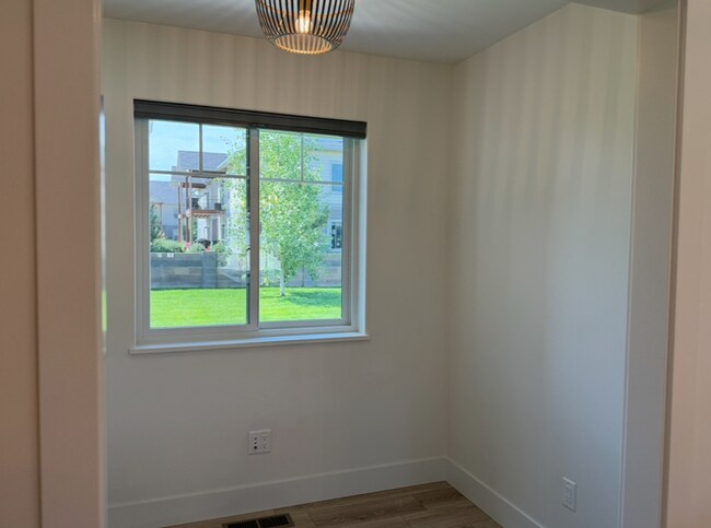 Building Photo - Stunning Kalispell Home in Silverbrook nei...