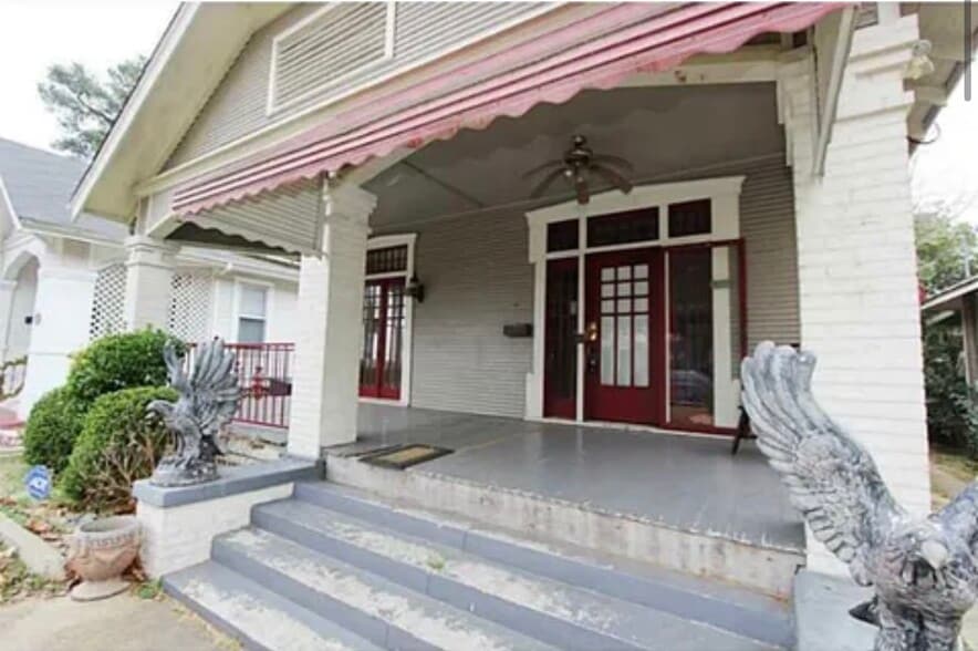 Building Photo - 445 College St