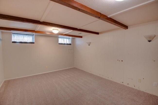 Building Photo - 4 Bedroom 2 Bathroom Located on the Boise Bench (Available for a 6 month lease).