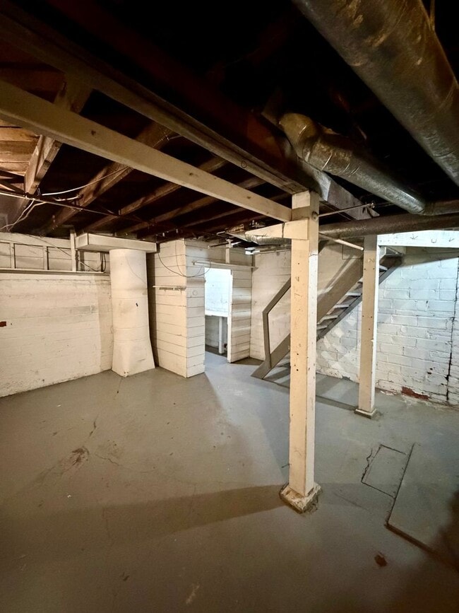 Building Photo - For Rent 4 Bedroom 1 Bath Field Club Row House