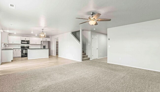 Building Photo - 4 Bed 2.5 bath with a 3 car garage