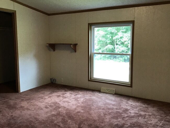 Building Photo - Welcome to this Spacious 3 Bedroom, 2 Bath...