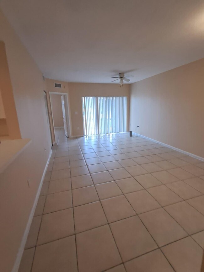 Building Photo - 1157 Golden Lakes Blvd