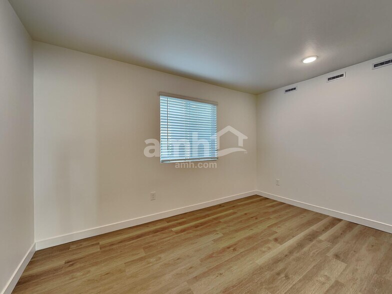 Building Photo - 9740 W Parkway Dr