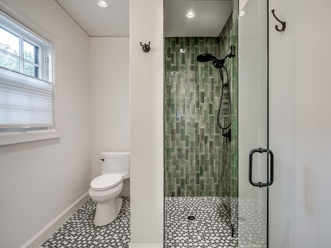 Building Photo - Luxury Living in the Heart of Tulsa