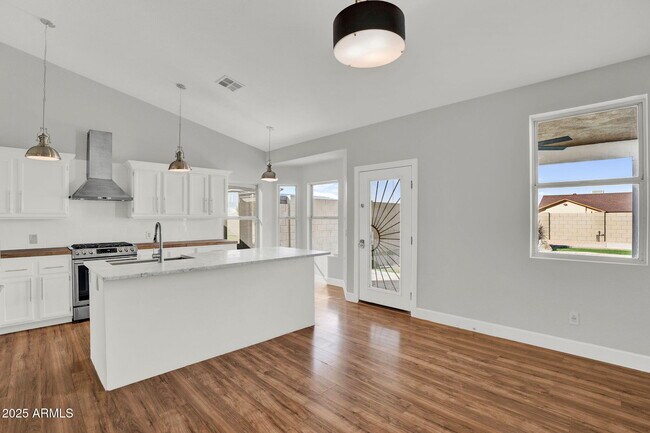 Building Photo - 8406 W Dahlia Dr